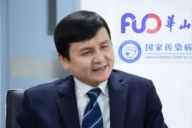 张文宏：抗击新冠是持久战，打疫苗去，否则真要吃亏图片