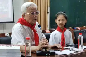 讲述电影《三毛流浪记》幕后故事——81岁三毛扮演者王龙基走进泰安师范附属学校图片