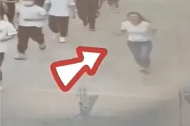 考场外，这位老师赤脚奔跑，网友看后怒赞图片