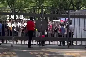 感恩的心，火爆表达！下考后欢呼学生把老师抬出校门图片