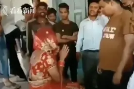 眼见女友和别人结婚 印度男子扮成新娘潜入婚礼图片