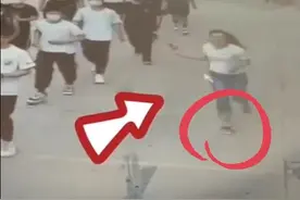 高考考场外，这位赤脚奔跑的女老师火了……图片