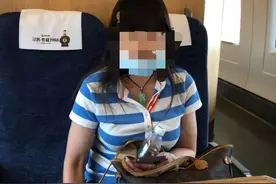 怀化大妈躲在动车厕所抽烟，被送派出所说“我50多岁的人，太不值了”图片