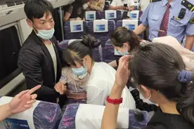 紧急！15岁男孩在列车上突然呼吸急促、四肢僵硬……一下来了6名上海医生图片