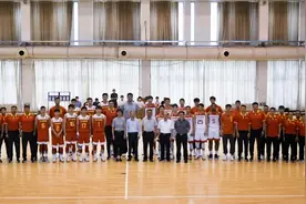 中国男篮集训队举行队内对抗赛 姚明现场督战与阿联交流图片