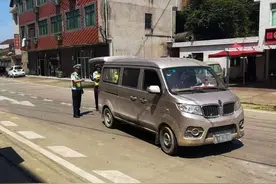 益阳一面包车背“炸弹”上路，交警打开后备箱被吓一跳图片