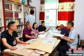 湖北一七旬老人自建书屋 成当地“精神家园”图片