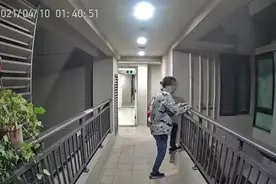 惊出冷汗！28楼业主家出现神秘脚印……图片