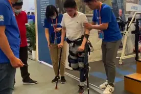 智能外骨骼机器人专用于辅助下肢活动，试用者：比用拐杖还稳视频封面