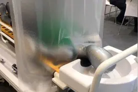 智能洗澡机服务失能老人：上下两组喷洒，躺着也能洗到背部视频封面