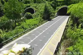 车辆突然着火，司机不但没停还加速狂奔……图片