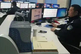 杭州高考考点，男生突然对监控做奇怪动作！有人哭了……图片