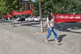 周口“赤脚女教师”走红 考点一“鞋”之恩引来点赞图片