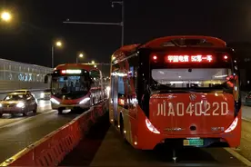 “喝酒”的公共汽车、首位公共汽车女司机……在影像志里寻脉成都公共交通史图片