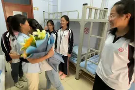 送鲜花，送贺卡，打扫宿舍卫生！德州高三住校生返校送上“特殊的”毕业礼物图片
