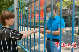 常德一考生突发疾病 众人接力紧急送药图片