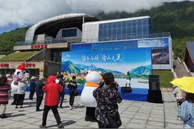 20℃！这个夏天来西岭雪山滑草避暑图片