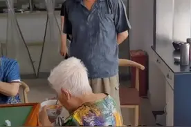画面太温馨！94岁妈妈和朋友打麻将，74岁儿子过来送饭被“嫌弃”图片