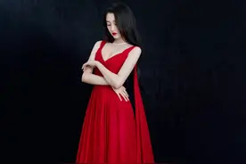 关晓彤白玉兰红毯造型曝光 浪漫红裙搭配黑长直 典雅大气艳丽动人图片
