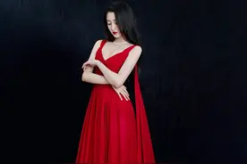 关晓彤白玉兰颁奖礼造型曝光 开叉长裙尽显好身材图片