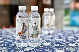 济南“二安”文创矿泉水来啦！每瓶四元，瓶身是“二安”画像造型图片