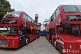 武汉旅游观光巴士正式运营，精致下午茶被端进车厢图片