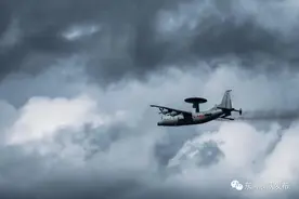穿云破雾！鹰击长空巡海天图片