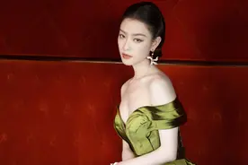 倪妮一袭复古绿花萼裙搭配玉兰耳环 复古编发尽显端庄图片