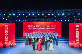 中建七局共赢艺术团2021年首场慰问演出在南阳卧龙岗文化园项目盛大开幕：“讴歌新时代 永远跟党走”图片