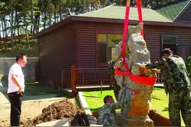 废弃矿山上建起的度假村图片