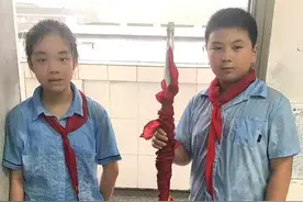 好样的！扬州育才实验学校两少年暴雨中收国旗图片