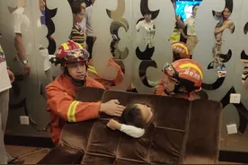男子站在6楼空调外机平台上浇花，惊坏网友：别人的命也不当回事｜早安湖南图片