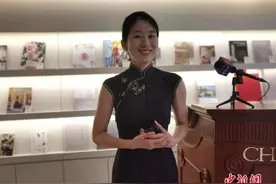 不期然走红的香港女拍卖师陈良玲图片