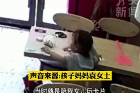 萌娃有鼻涕妈妈忙生意顾不上，暖心男生拿纸帮擤鼻涕，妈妈很感动图片