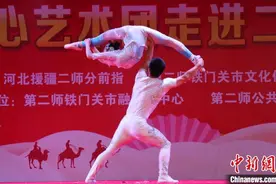 河北省“心连心”艺术团走进新疆兵团第二师铁门关市图片