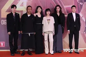 窦靖童携新片登上影节红毯 简约风穿搭个性十足图片