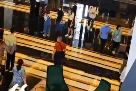 杨幂拍戏现场女助理蹲地帮其换鞋 王子文孙俪周冬雨穿鞋都不用自己动手？图片
