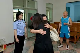 22年前车祸后她被民警照顾了3天 回国后她找到了恩人图片
