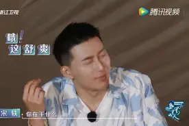 “怕痒星人”窦骁泡着脚尝试采耳 表情逐渐失控仿佛被“电击”图片