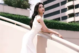 文咏珊身穿白色礼服秀纤细腰肢 置身花丛美艳动人图片