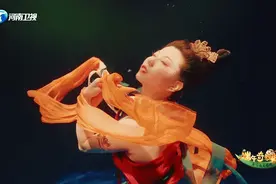 对话水下洛神舞主创：舞者是花游冠军，腰系鱼线完成飞天动作图片