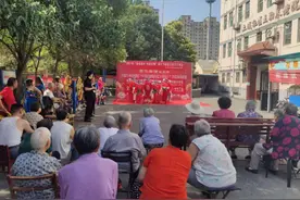 端午节氛围浓，社区里迎来了文艺汇演图片