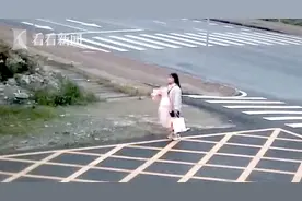 太甜！蓝朋友生日当天站岗 女朋友门外默默守候图片