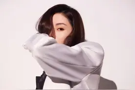张天爱上影节曝超A黑白写真 男友风西装加身摩登十足图片