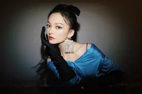 张韶涵身披亮蓝色长袍 搭配优雅黑手套美如赫本图片