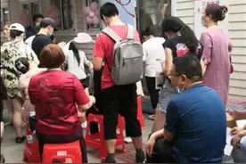 爆炸事故发生后，十堰市民排队献血，血站称暂不缺血可先登记图片
