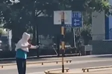 女子“真空练车”视频​火了！教练：考前紧张，比划比划图片