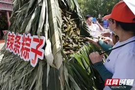 2米高巨型“辣条粽子”亮相平江石牛寨图片