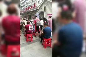 爆炸事故发生后，十堰市民排队献血，血站称暂不缺血可先登记视频封面