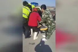 老人骑车不慎摔破头 交警帮其清除呕吐物后驾车火速送医治疗图片